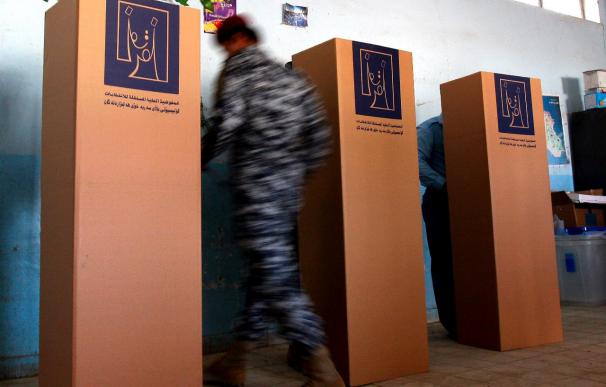El Ejército, la policía, los presos y los enfermos empiezan a votar en los comicios iraquíes
