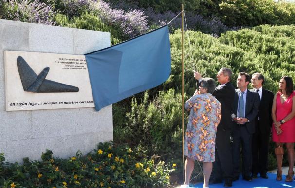 La Asociación de Afectados del Accidente de Spanair inaugura el monumento en recuerdo a las víctimas