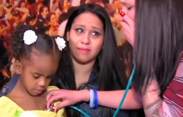 Madre vuelve a oir el corazón de su hijo donado en el pecho de otra niña (Youtube)