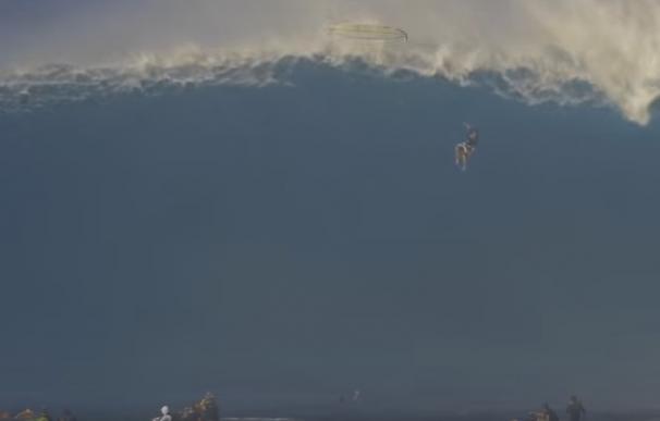 Un surfista sobrevivió tras ser engullido por una ola de diez metros. / Youtube
