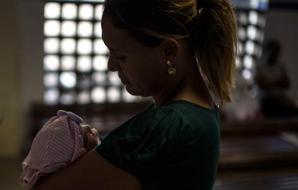Ana Paula Santos, de 34 años, sostiene en brazos a su bebé de 45 días Flavia Alessandra, que sufre microcefalia por el Zika, en el Irma Dulce hospital in Salvador, Brazil on January 27, 2016. AFP PHOTO / Christophe SIMON