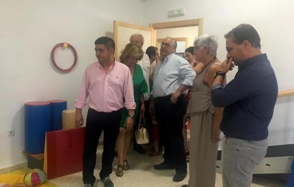 Reyes participa en la jornada de puertas abiertas del centro asistencial de Aprompsi en Andújar