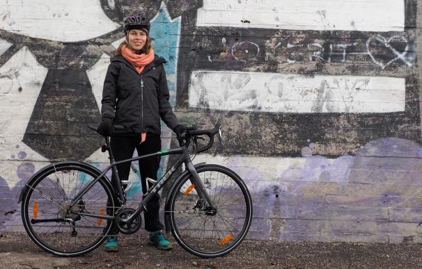 Una joven recorre 2.500 km en bicicleta para recaudar fondos para víctimas de trata