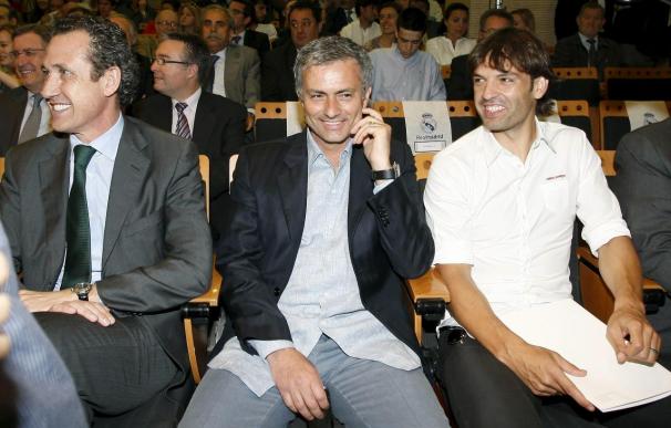 José Mourinho acude a la presentación de una biografía sobre Raúl