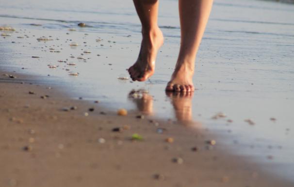 Podólogos andaluces sugieren moderar los paseos descalzos por la playa para evitar lesiones y sobrecargar la musculatura