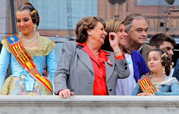 Barberá, Mato y Pons presencian la mascletá desde el balcón del Ayuntamiento de Valencia