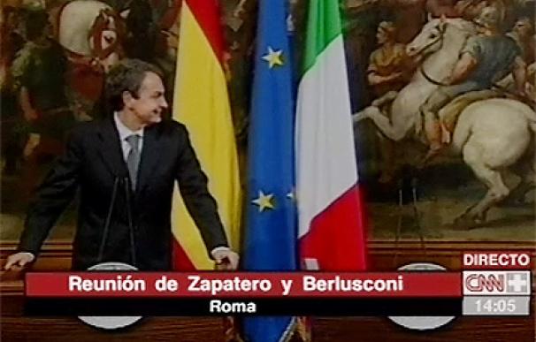 Zapatero observa la marcha Berlusconi tras dejarle plantado