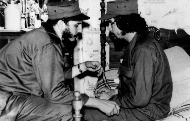 Subastan nuevas fotos de Fidel Castro y el Che, varias firmadas por Korda