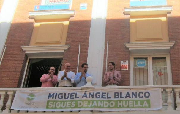 Nuevas Generaciones del PP despliega una pancarta en memoria de Miguel Ángel Blanco en la sede vallisoletana del partido