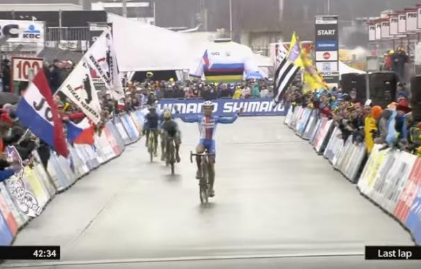 Un ciclista checo celebró la victoria a falta de una vuelta. / UCI