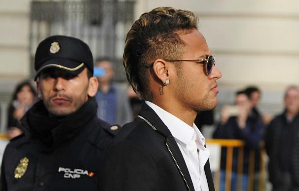 Barcelona's Brazilian forward Neymar arrives to Sp