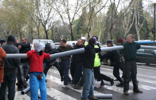 Una veintena de estudiantes cortan el trÃ¡fico en el Paseo del Prado protestando contra el plan Bolonia.