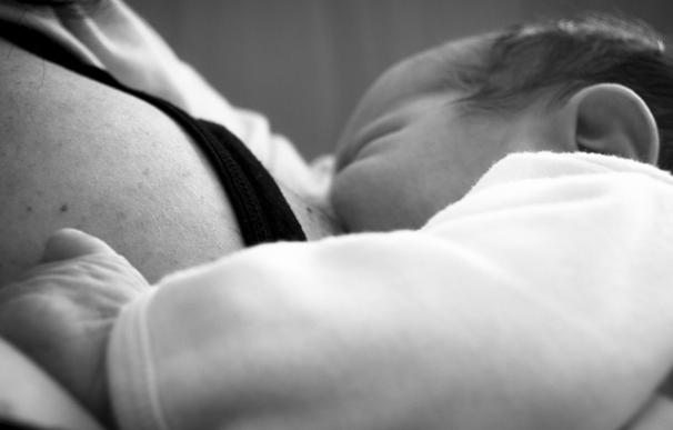 La leche materna pueden desempeñar un papel en la transmisión de la obesidad