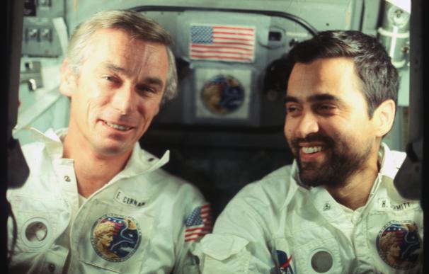 Eugene Cernan y Harrison Schmidt, los dos últimos hombres en pisar la Luna, posan a bordo del Apolo 17. (NASA)