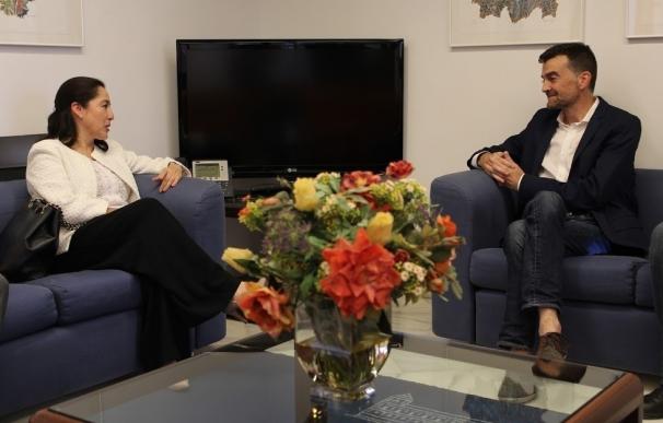 Maíllo se reúne con la viceministra de Exteriores de Bolivia