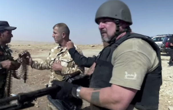 Phil Campion junto con las fuerzas kurdas para hacer frente al EI (Sky News/Youtube)