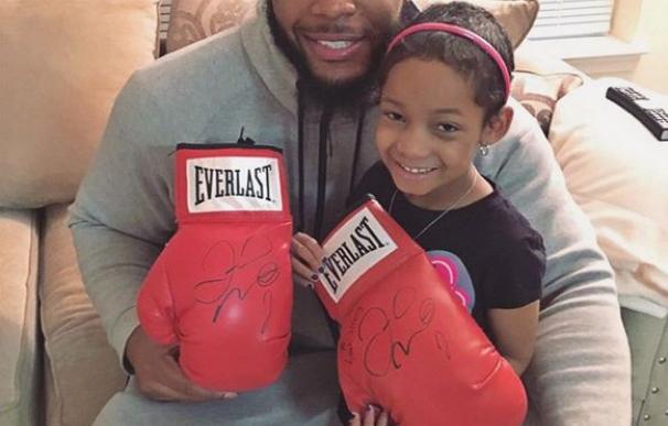 Mayweather regala sus guantes a una niña que sufre cáncer para "vencer" a la enfermedad.