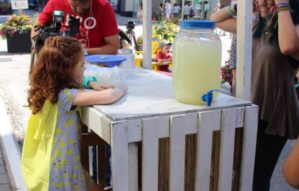 La niña, en su puesto de limonada. (Facebook).