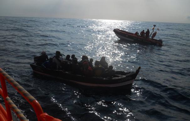 Imagen de archivo del rescate de 17 hombres y 2 mujeres de una patera en Ceuta por parte de la Salvamar Atria
