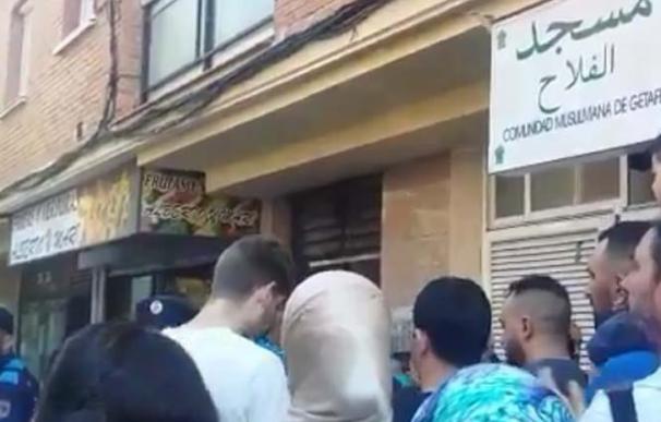 Decenas de personas impiden el cierre de la mezquita decretado por el Ayuntamiento