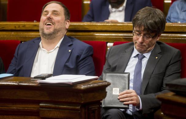 Oriol Junqueras y Carles Puigdemont, durante la sesión en el Parlament catalán