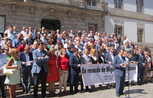Centenares de gallegos recuerdan a Miguel Ángel Blanco y apelan al "compromiso de la libertad" frente al terrorismo