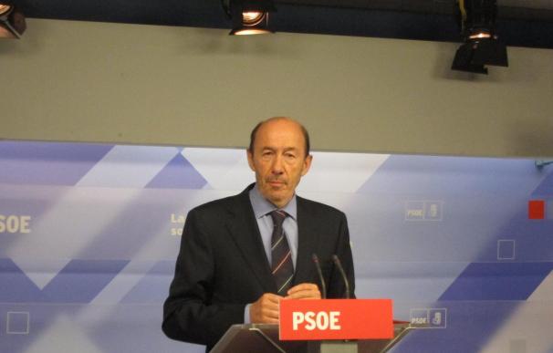 Rubalcaba: Rajoy "también quiere engañar" a los españoles con los 450 euros a parados