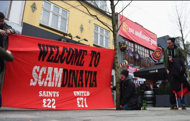 Pancarta de los seguidores del Manchester United, en protesta al precio de la entrada