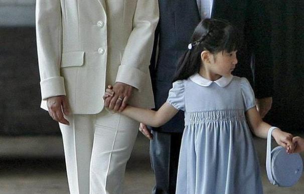 La princesa japonesa Aiko vuelve a la escuela acompañada de su madre