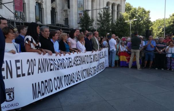La polémica de la pancarta marca la concentración convocada por el Ayuntamiento en recuerdo de Miguel Ángel Blanco
