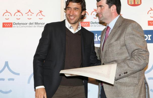 Raúl entregó en el Bernabéu los premios "Defensor del Menor" 2009