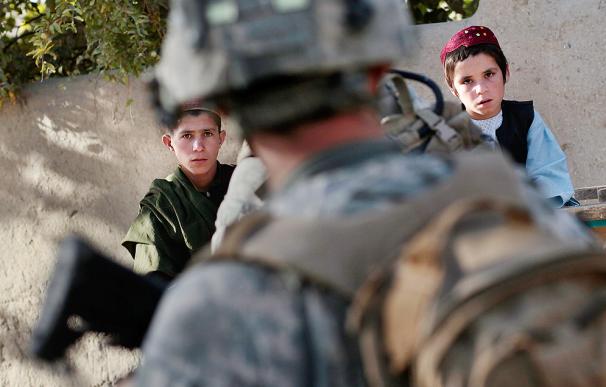 Niños pastún observando a un soldado de EEUU