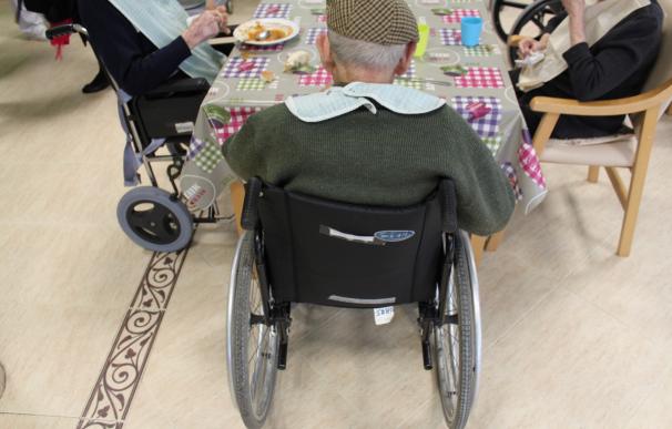El Parlamento solicita un plan de choque para pacientes crónicos y ancianos en Canarias