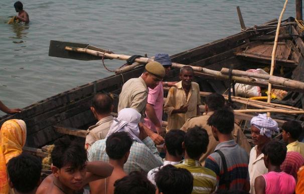 Al menos 25 muertos y 17 desaparecidos al hundirse un barco en el río Ganges