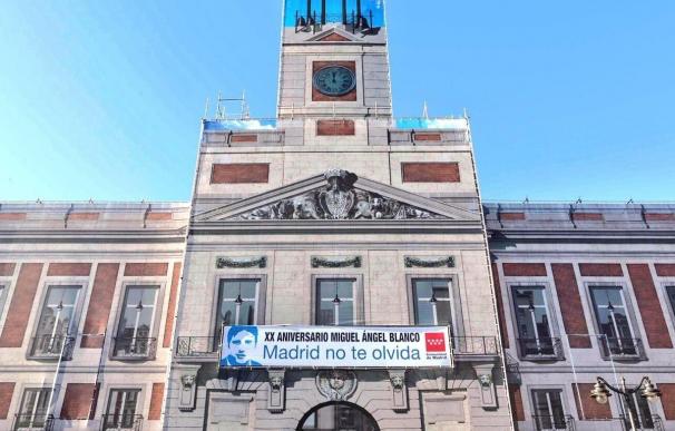 La pancarta en recuerdo a Miguel Ángel Blanco ya luce en la fachada de la Real Casa de Correos