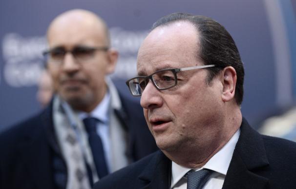 French President Francois Hollande (R) and French