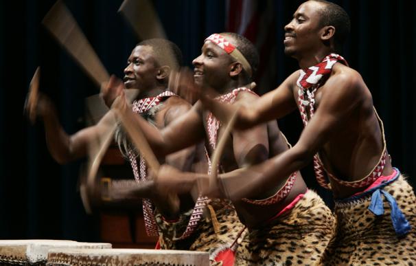 Una tribu histórica de Ruanda realiza los mejor tambores del país, los kalinga.