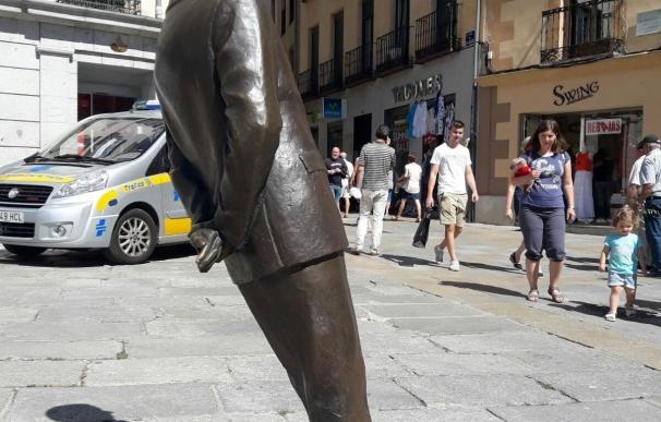 Retirada la estatua de Adolfo Suárez en Ávila tras ser golpeada por un coche
