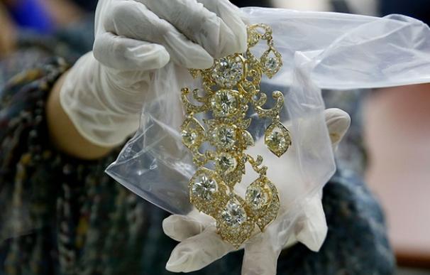 Una de las piezas de la colección de joyas de Imelda Marcos (Fotografía: Bullit Marquez/AP/The Guardian)