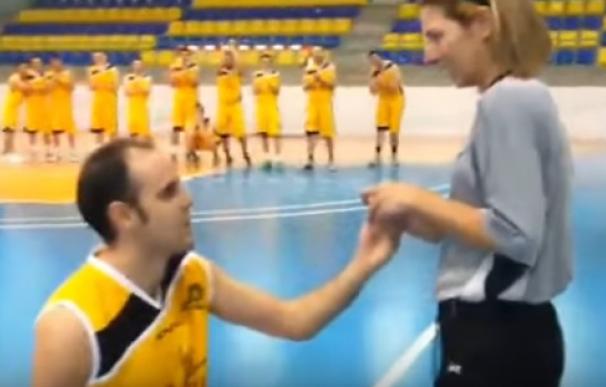 Un jugador pidió matrimonio a una árbitro durante un partido.