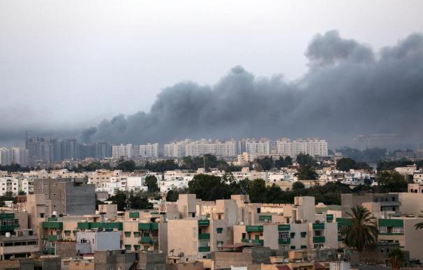 Imagen de una columna de humo sobre la ciudad libia de Trípoli