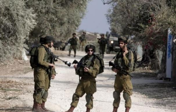 Varios soldados israelíes patrullan los territorios ocupados /AFP