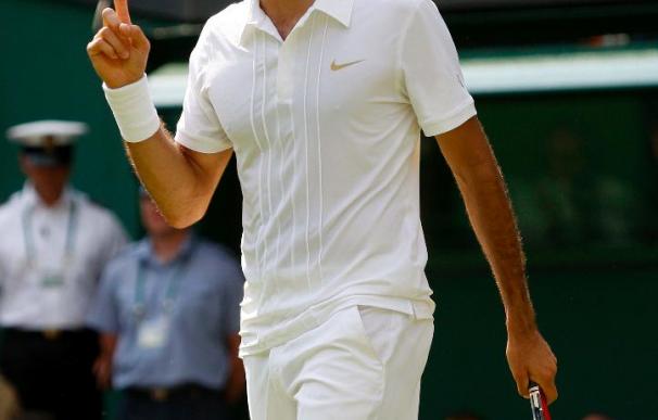 Federer remonta dos sets ante Falla y cae Schiavone en el cuadro femenino