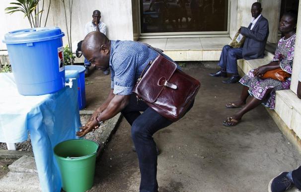 Un hombre se lava las manos a su salida de la oficina de Gobierno en Abiyán, en Costa de Marfil.
