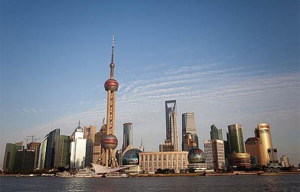 Skyline de las Torres Pudong junto al río Huangpu (Shangái)