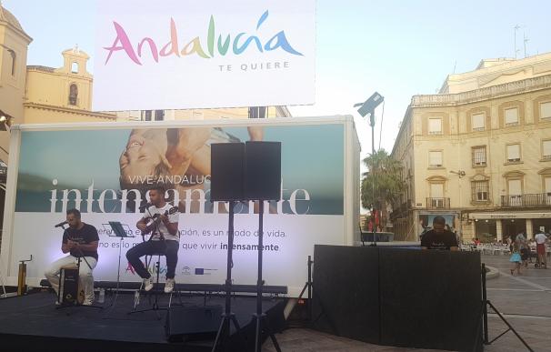 La campaña 'Intensamente en Andalucía' llega a la capital para captar viajeros locales