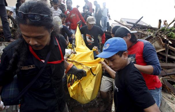 Mueren al menos doce niños al derrumbarse un puente en Indonesia