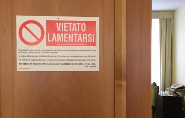 El Papa cuelga un cartel en la puerta de su habitación con la frase "prohibido quejarse" (Copyright: Vatican Insider)