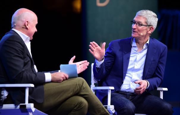 Tim Cook , CEO de Apple, durante la entrevista con el Wall Street Journal. (AFP)