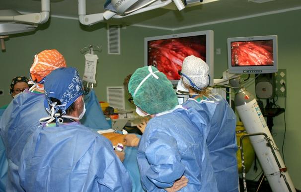 Los anestesistas prefieren escuchar blues durante una operación y los cirujanos las 40 canciones más escuchadas
